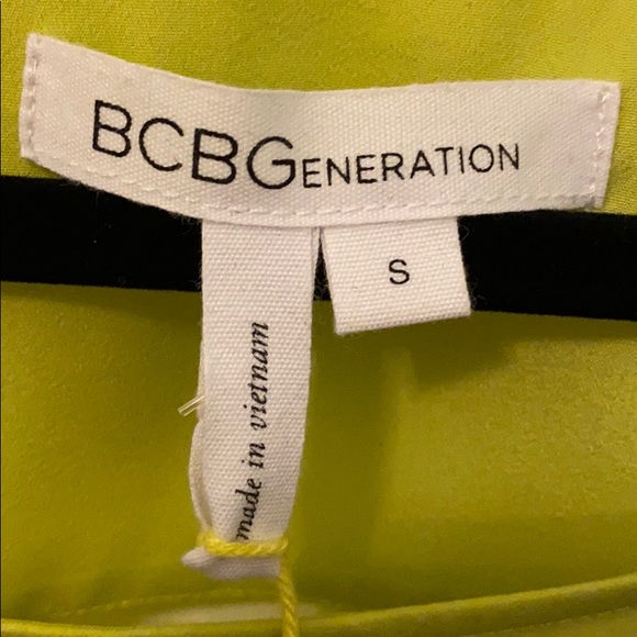 BCBG Open Back Short Sleeve shirt in Pear - Picture 4 of 5